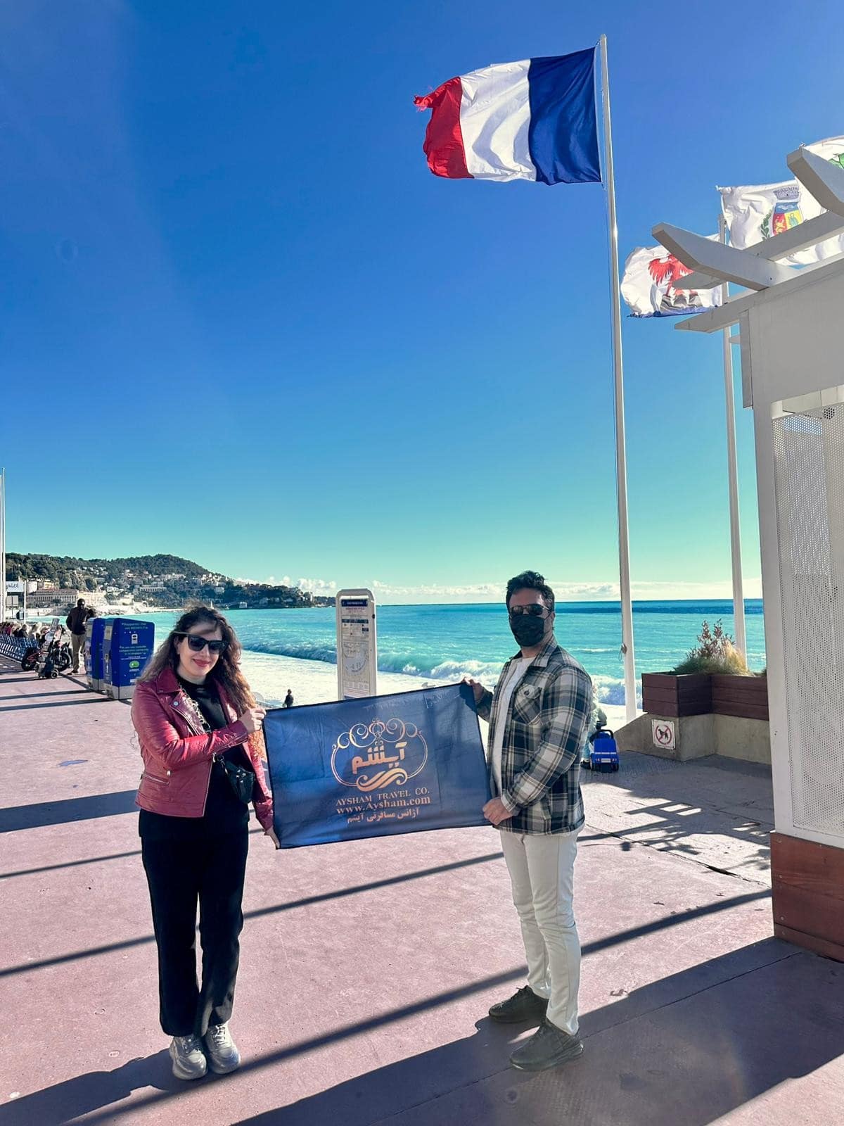 یکی از مسافرین تور فرانسه که با تور لیدر آیشم عکس گرفتند.